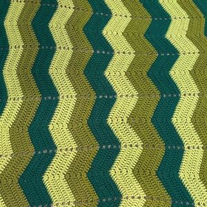 🎀Vintage🎀 Handmade Green Chevron Hand Knit Blanket 40inx62in